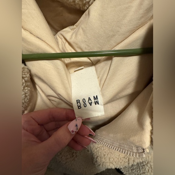 ROAM FUZZY PULLOVER NUDE
FAUX SHEARLING - Picture 7 of 7